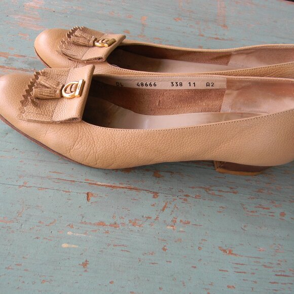 SALVATORE FERRAGAMO TAN NEUTRAL LEATHER TASSEL LOGO PUMPS LOW HEELS ITALY 11 AA - Picture 4 of 9